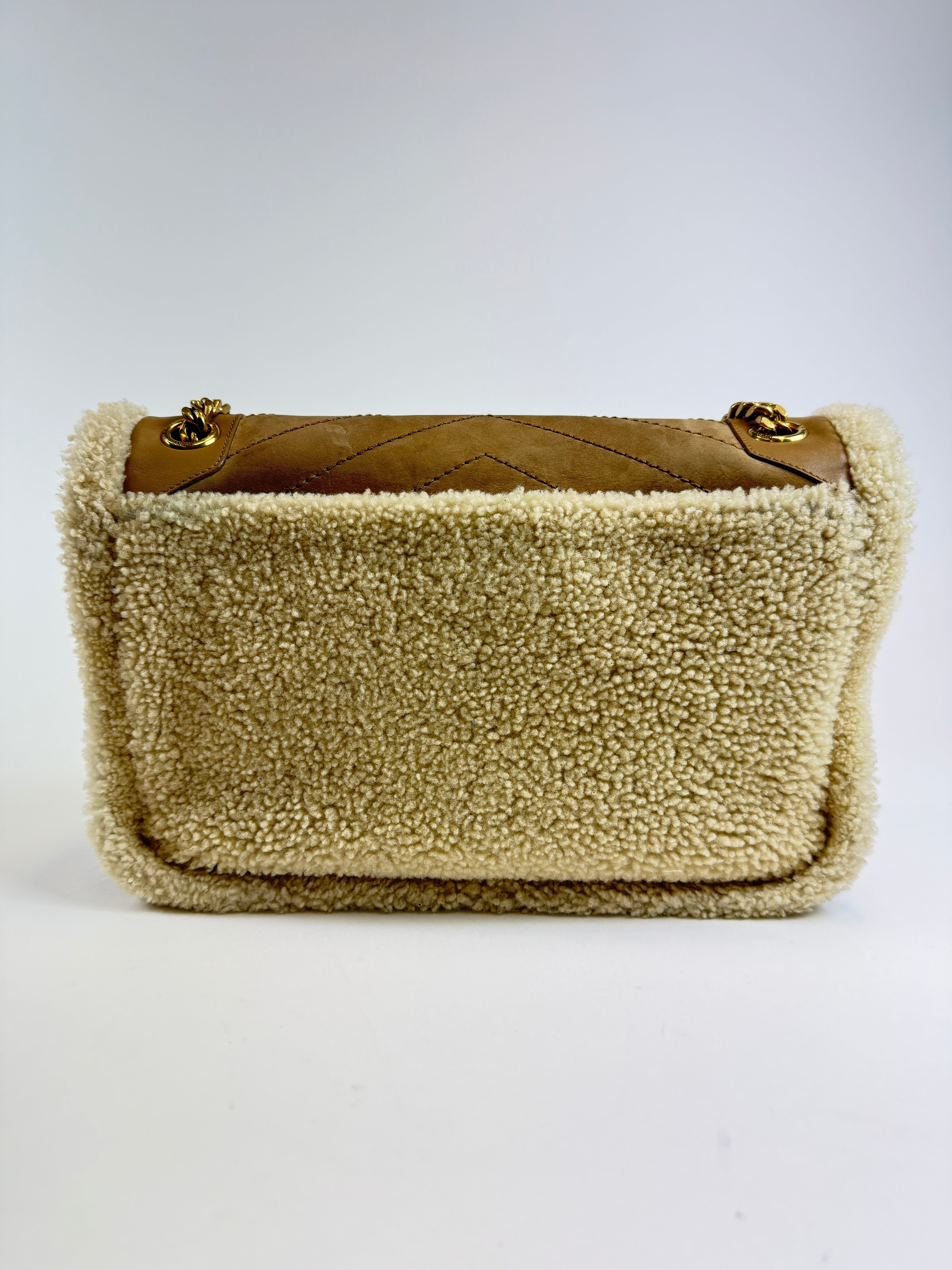 Yves Saint Laurent Niki Schultertasche mit Lammfell