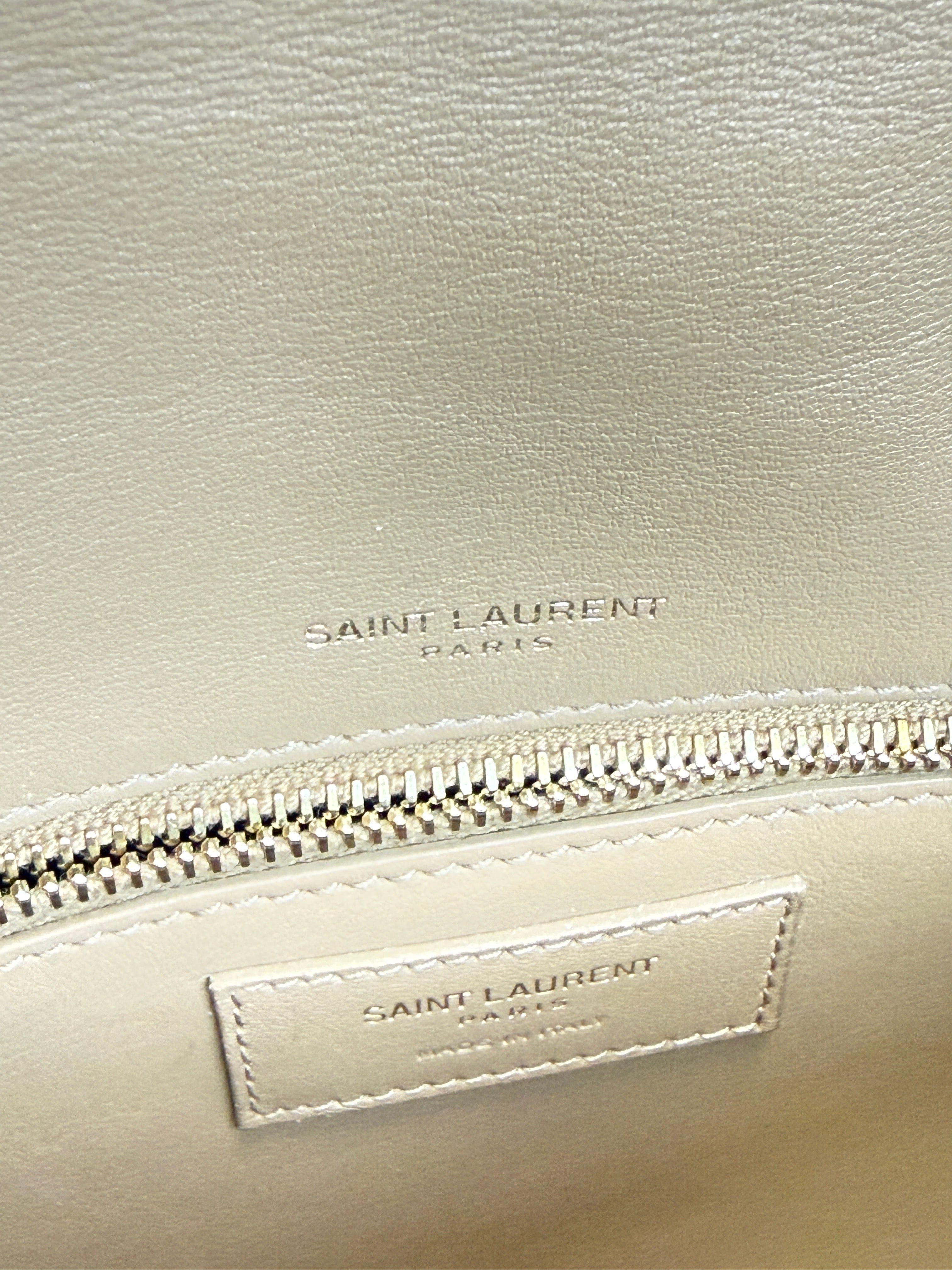 Yves Saint Laurent Niki Schultertasche mit Lammfell